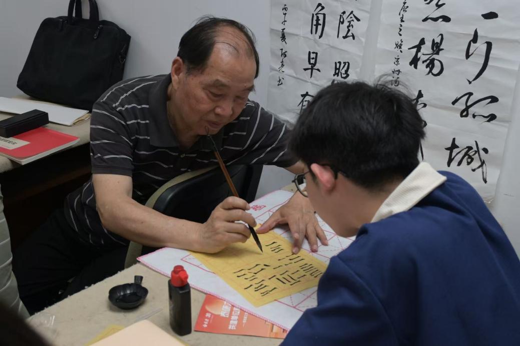 老师认真教学