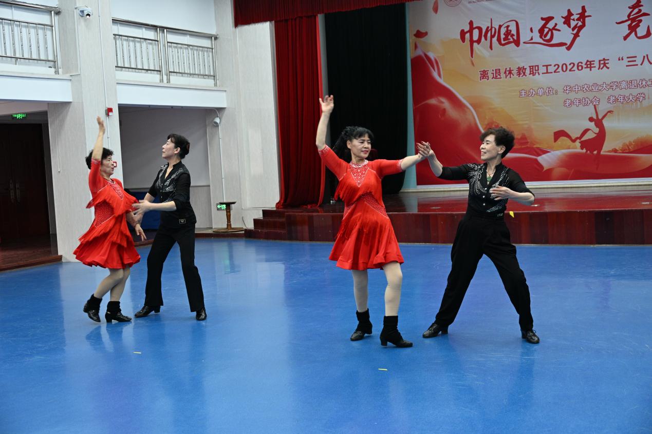 交谊舞肩上的云